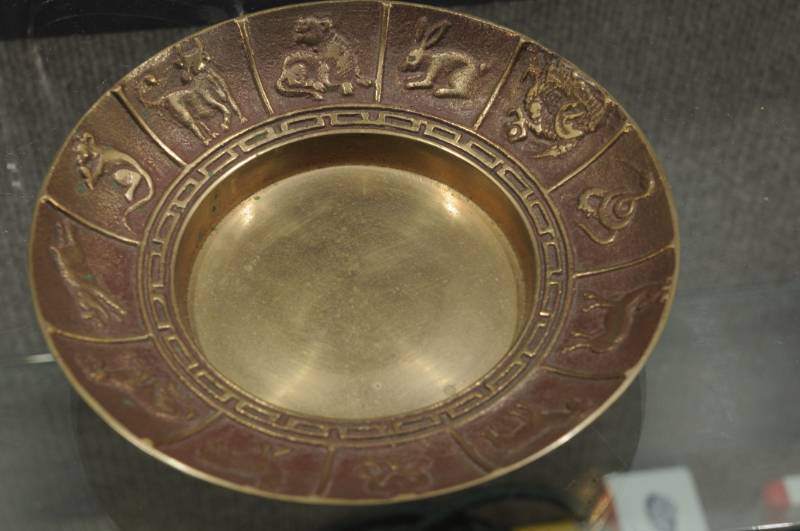 lot 2202 image: Korea Cast Brass Zodiac Ashtray 6.25