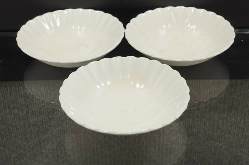 lot 2207 image: Set of 3 J&G Meakin Berry Bowls. Classic White 5.5 Scalloped Edges.