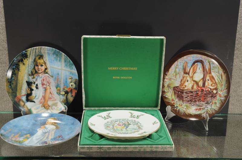 lot 2210 image: Lot of 4 Christmas Holliday Plates. Reco, Anna Perenna, and Royal Doulton 8.5