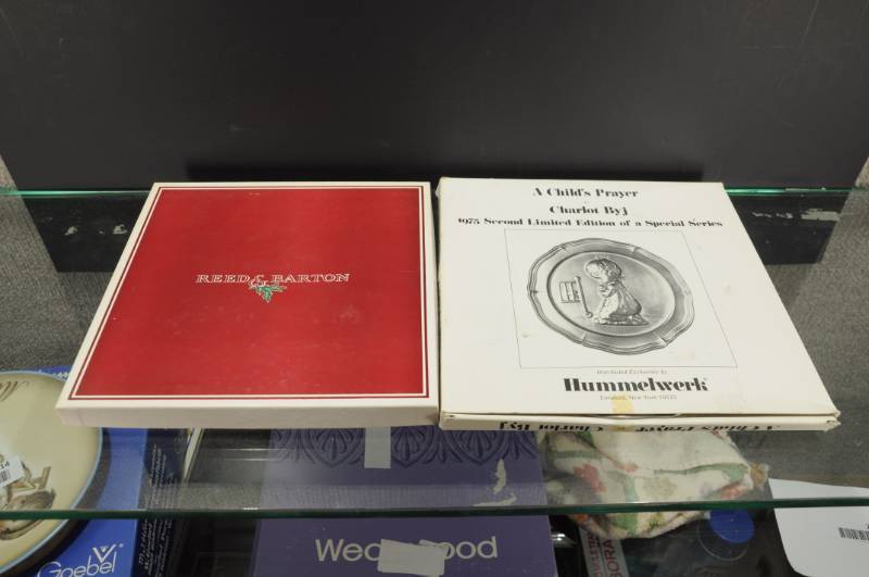 lot 2216 image: Lot of 2 Metal Decor Plates in Box. Hummelwerk Childs Prayer 9, Reed & Barton Christmas Plate 8