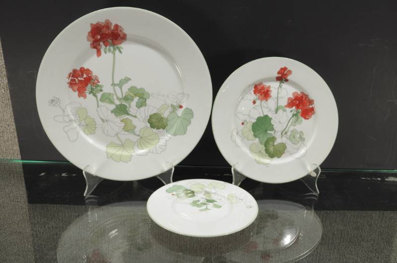 lot 2224 image: 3 Piece Dinner Setting Block Poal Portugal Geranium Set. 6 Plate, 8 Plate, 10.5 Plate