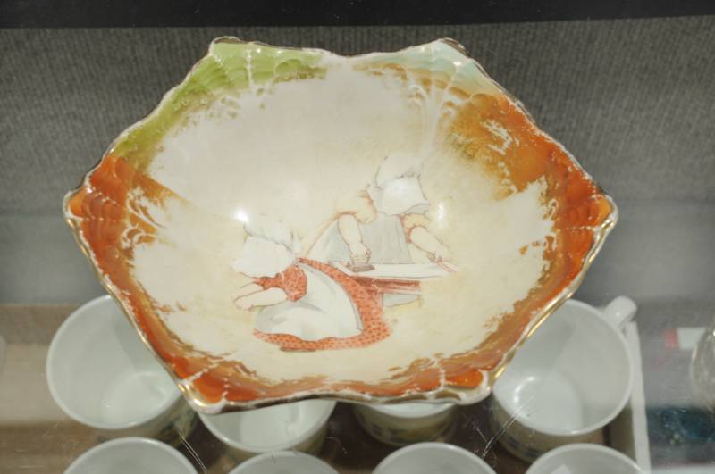 lot 2227 image: Octagonal Serving Dish Sunbonnet Babies. Unmarked 8X6X2.5
