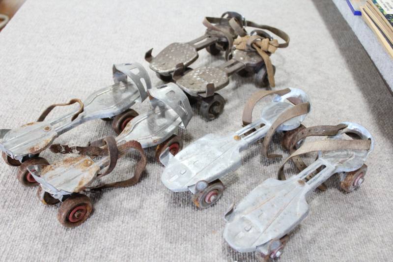lot 2282 image: Lot of 3 Pairs of Vintage Metal Clamp on Over Shoe Roller Skates