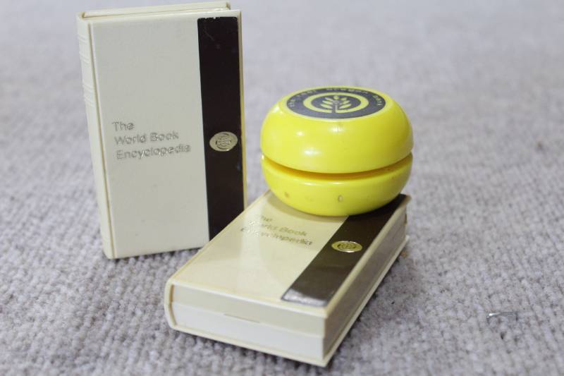 lot 2274 image: Lot of 3 Toys Yo-yo and 2 world Book Encyclopedia Banks