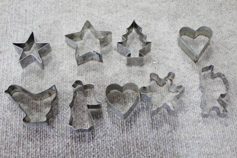 lot 2273 image: Bag of 9 Tin Christmas Cookie Cutters
