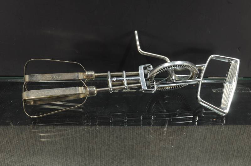 lot 2266 image: Cast Metal Hand Crank Egg Beater 11