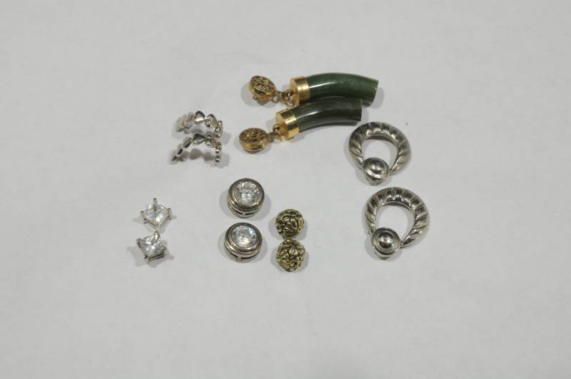 lot 2233 image: Lot of Costume Jewelry -6 Pairs of Earrings