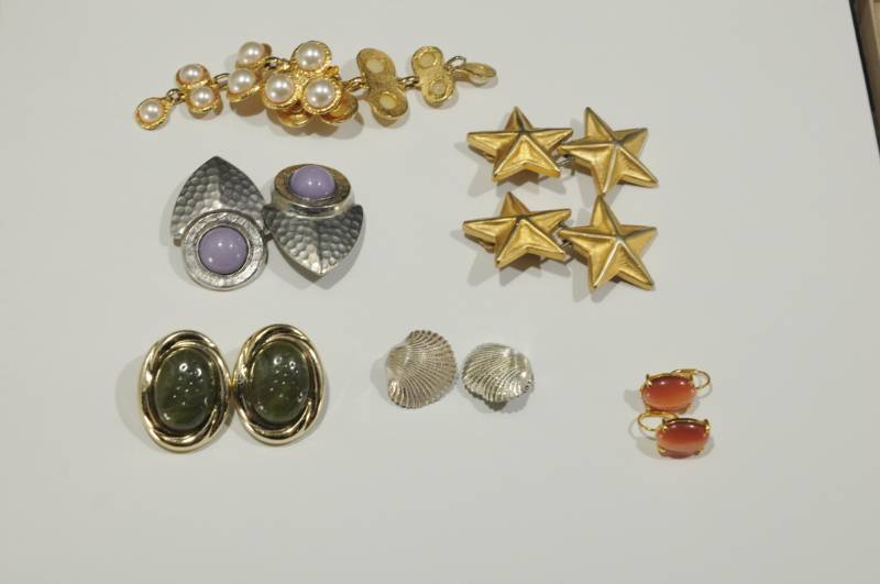 lot 2234 image: Lot of Costume Jewelry -6 Pairs of Clip On Earrings