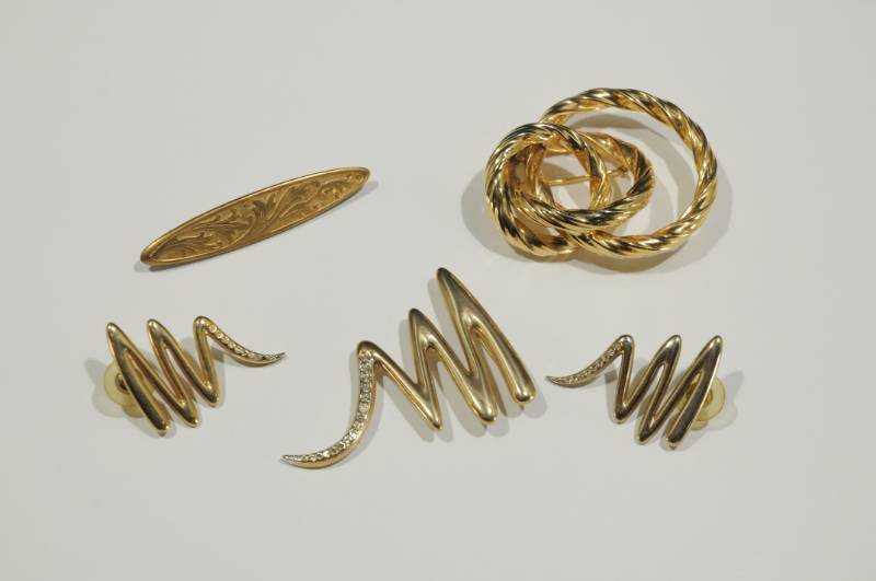 lot 2235 image: Lot of Costume Jewelry -Pins Brooch & Earring Set -Goldtone