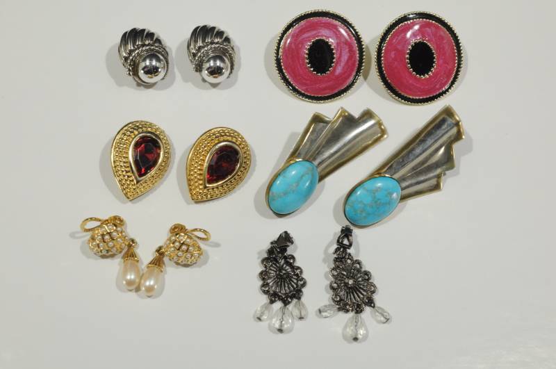 lot 2236 image: Lot of Costume Jewelry -6 Pairs of Clip On Earrings