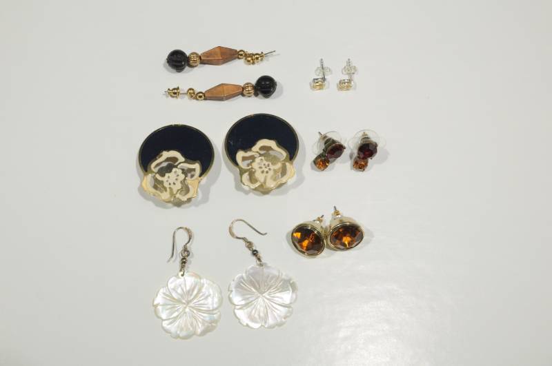lot 2237 image: Lot of Costume Jewelry -6 Pairs of Earrings Carved Shell & More