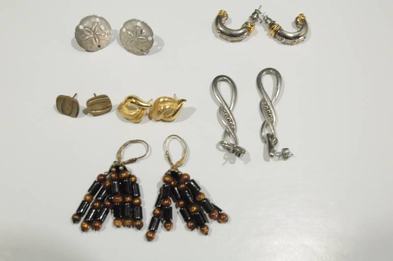 lot 2238 image: Lot of Costume Jewelry -6 Pairs of Earrings