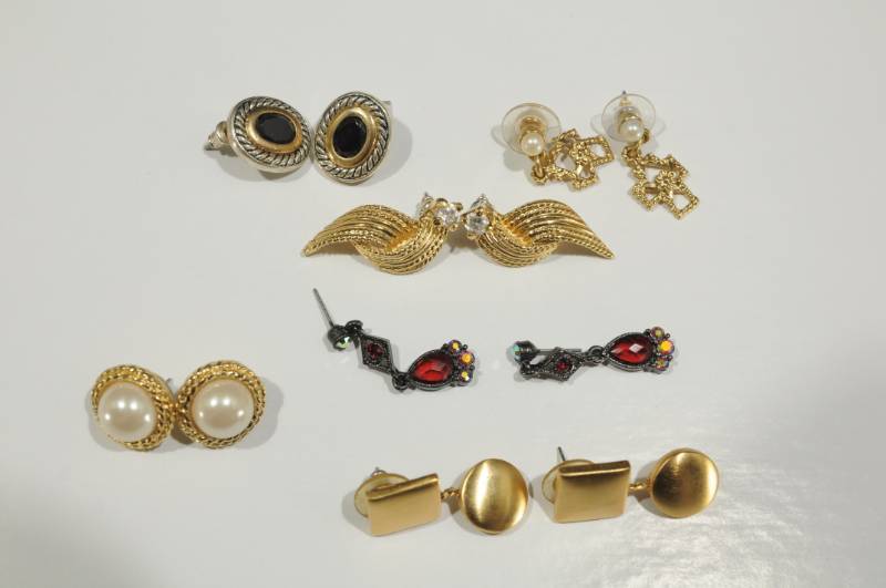 lot 2239 image: Lot of Costume Jewelry -6 Pairs of Earrings