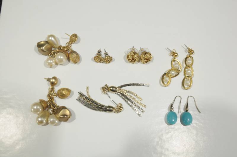 lot 2240 image: Lot of Costume Jewelry -6 Pairs of Earrings