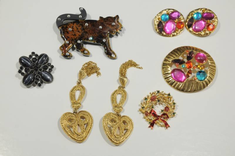 lot 2241 image: Lot of Costume Jewelry -Pins Brooch & Earring Set
