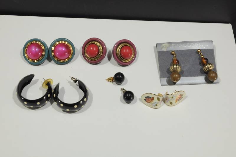 lot 2242 image: Lot of Costume Jewelry -6 Pairs of Earrings