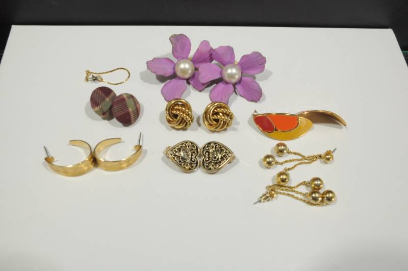 lot 2243 image: Lot of Costume Jewelry -6 Pairs of Earrings