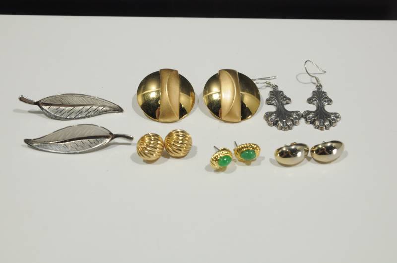 lot 2244 image: Lot of Costume Jewelry -6 Pairs of Earrings