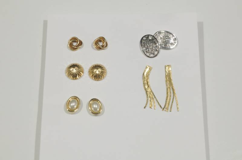 lot 2245 image: Lot of Jewelry -Earrings