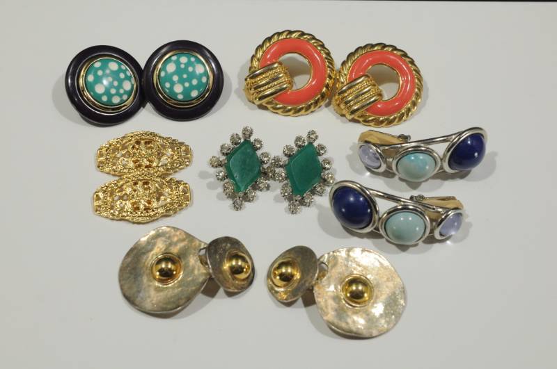 lot 2246 image: Lot of Jewelry -Earrings