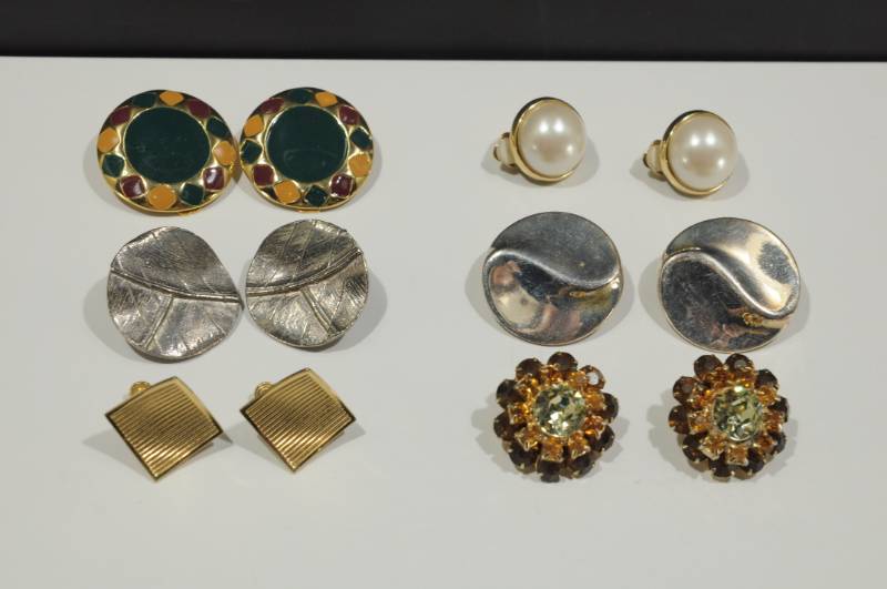 lot 2247 image: Lot of Jewelry -Clip on Earrings
