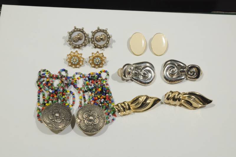 lot 2248 image: Lot of Jewelry -Clip on Earrings