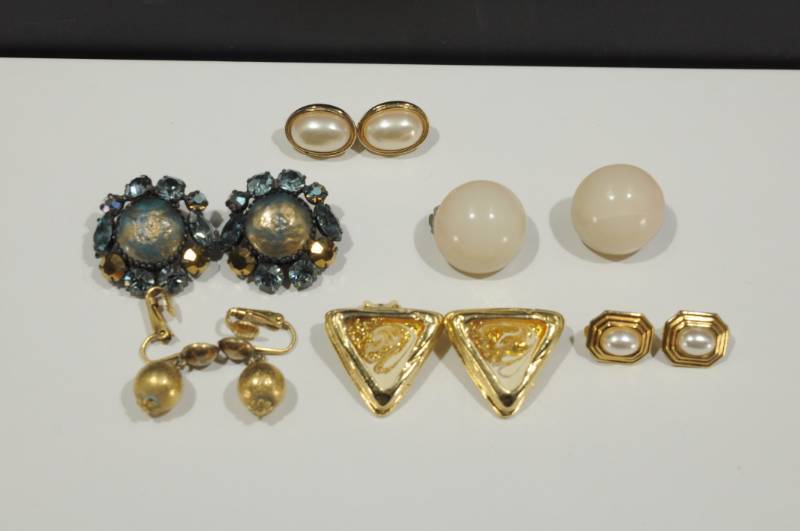 lot 2249 image: Lot of Jewelry -Clip on Earrings