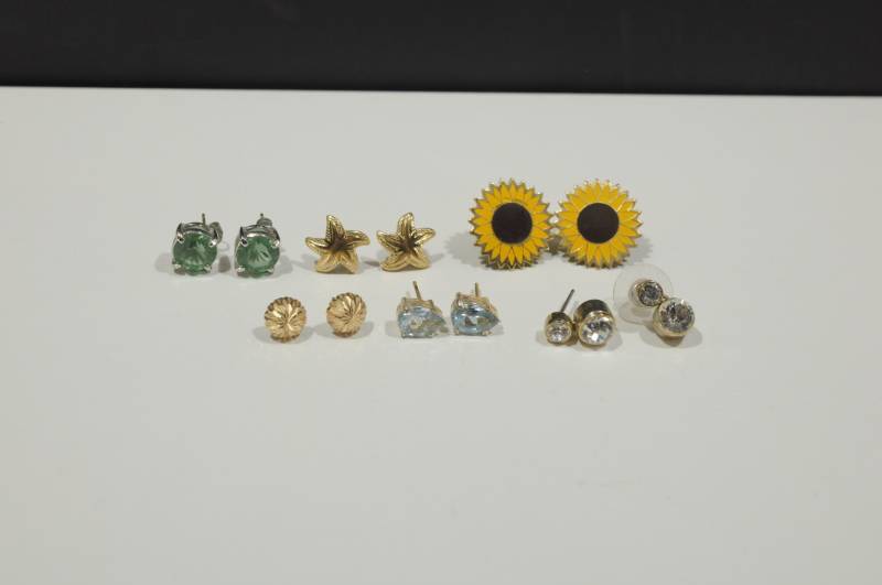 lot 2250 image: Lot of Jewelry -Earrings