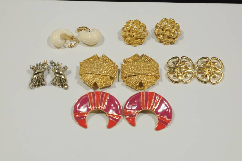 lot 2251 image: Lot of Jewelry -Clip On Earrings