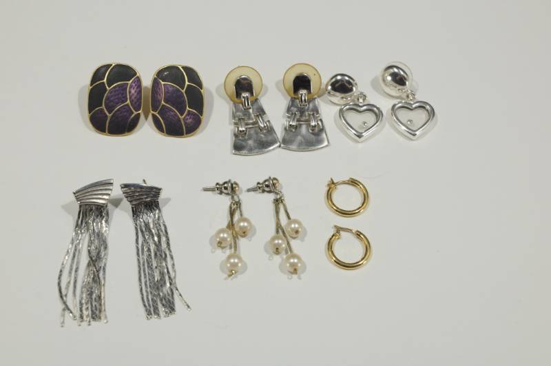 lot 2252 image: Lot of Jewelry -Earrings