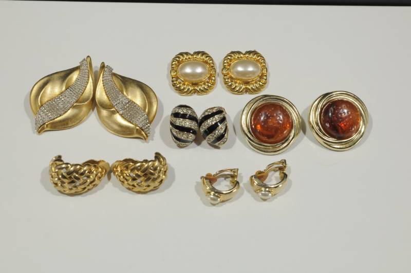 lot 2253 image: Lot of Jewelry -Clip On Earrings