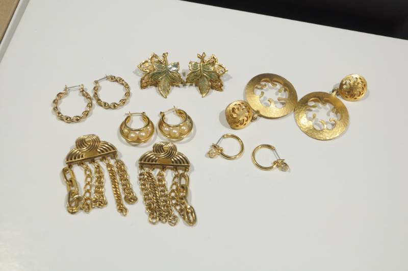 lot 2254 image: Lot of Jewelry -Earrings