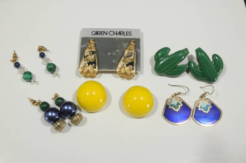 lot 2255 image: Lot of Jewelry -Earrings