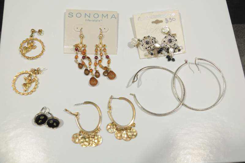 lot 2256 image: Lot of Jewelry -Earrings
