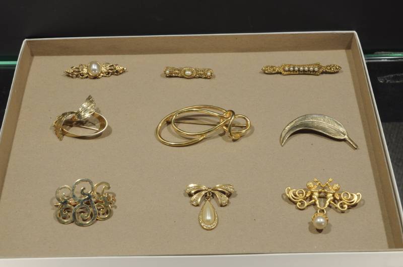 lot 2300 image: Lot of 9 Costume Jewelry PinsBrooches -More Lots Available