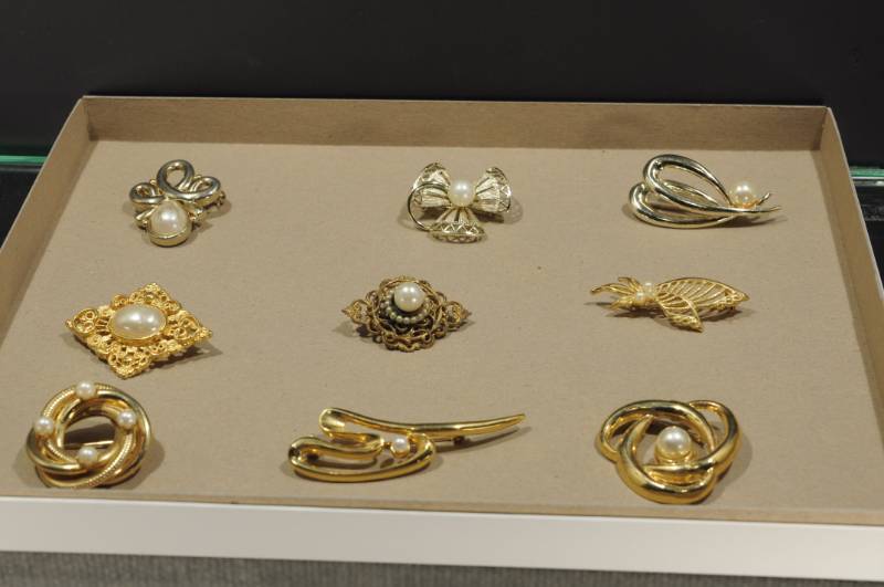 lot 2301 image: Lot of 9 Costume Jewelry PinsBrooches -More Lots Available