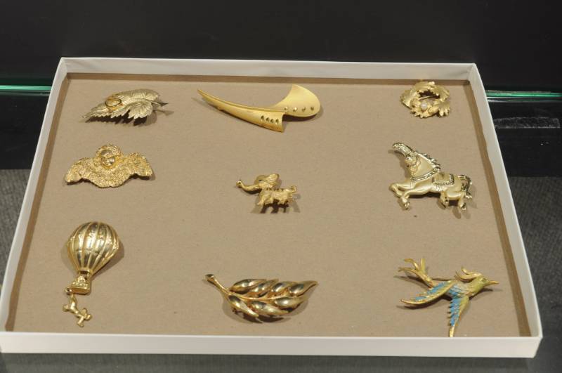 lot 2302 image: Lot of 9 Costume Jewelry PinsBrooches -More Lots Available