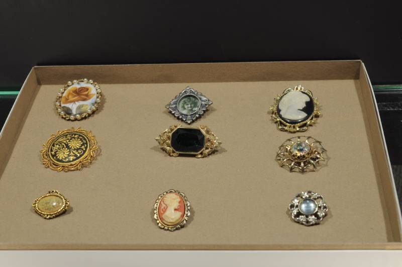 lot 2303 image: Lot of 9 Costume Jewelry PinsBrooches -More Lots Available