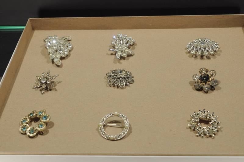 lot 2304 image: Lot of 9 Costume Jewelry PinsBrooches -More Lots Available