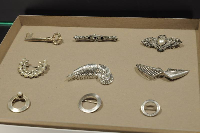 lot 2305 image: Lot of 9 Costume Jewelry PinsBrooches -More Lots Available