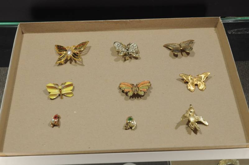 lot 2306 image: Lot of 9 Costume Jewelry PinsBrooches -More Lots Available