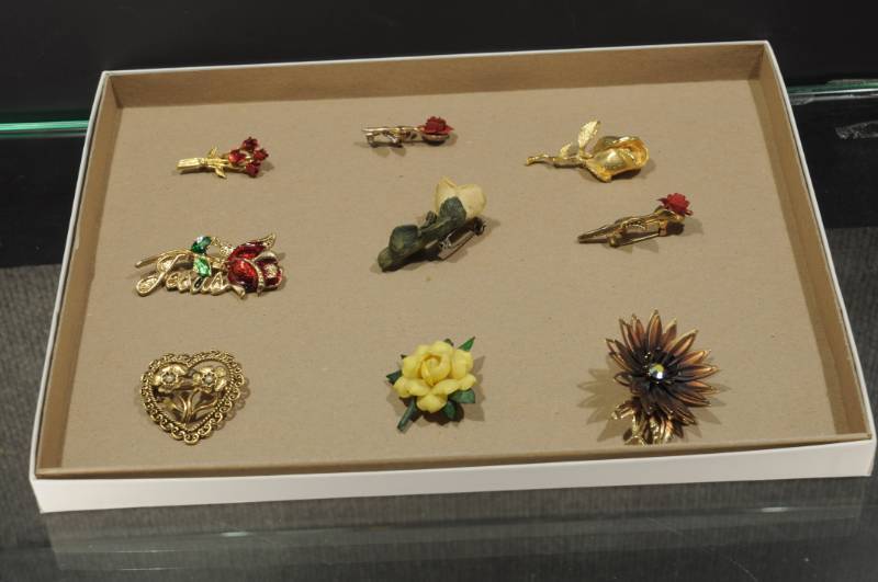 lot 2311 image: Lot of 9 Costume Jewelry PinsBrooches -More Lots Available