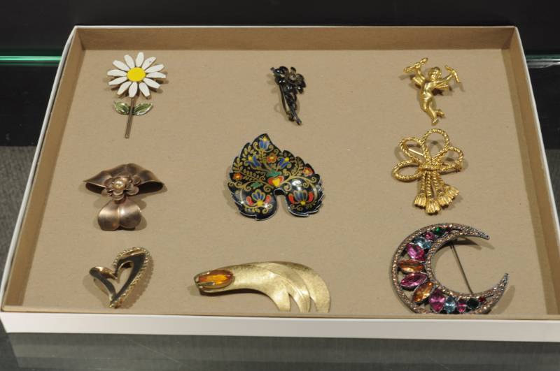 lot 2314 image: Lot of 9 Costume Jewelry PinsBrooches -More Lots Available