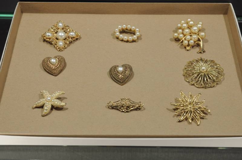 lot 2315 image: Lot of 9 Costume Jewelry PinsBrooches -More Lots Available