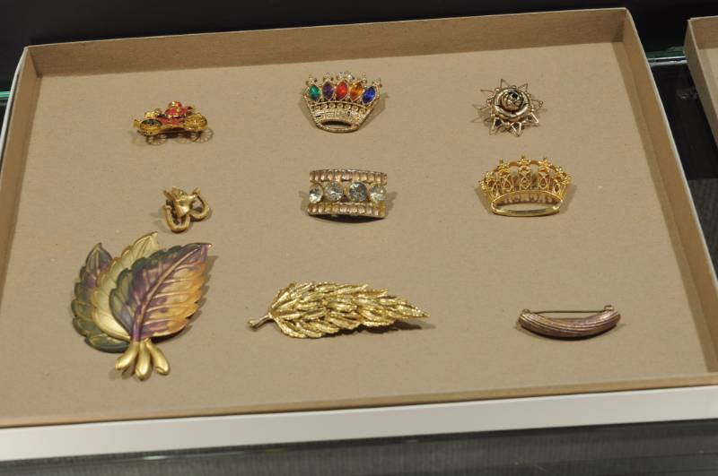 lot 2316 image: Lot of 9 Costume Jewelry PinsBrooches -More Lots Available
