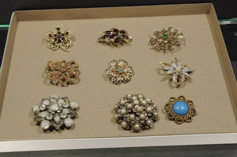 lot 2317 image: Lot of 9 Costume Jewelry PinsBrooches -More Lots Available