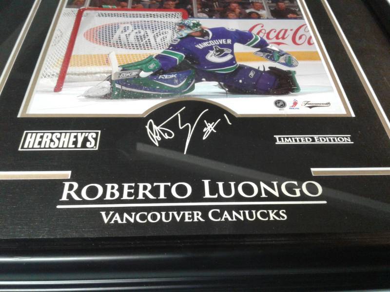 15x17 Inch Framed Vancouver Canucks Piece Roberto Luongo Etched Signature   Kansas City Chiefs - Patrick Mahomes Must See Framed Signed Jersey -  Mathieu, Kelce, Thornhill, McCoy Jerseys - Jerseys, Bats, 8x10