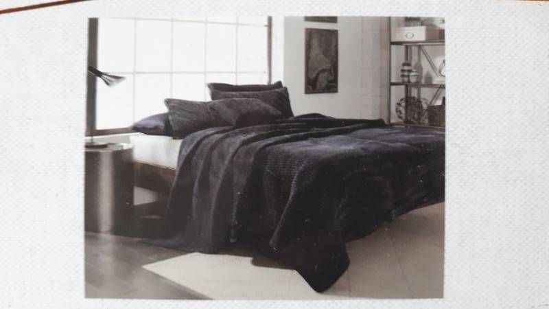 lot 12353 image: F&A International 100% Stone Washed Cotton Twin Coverlet Set, Blue