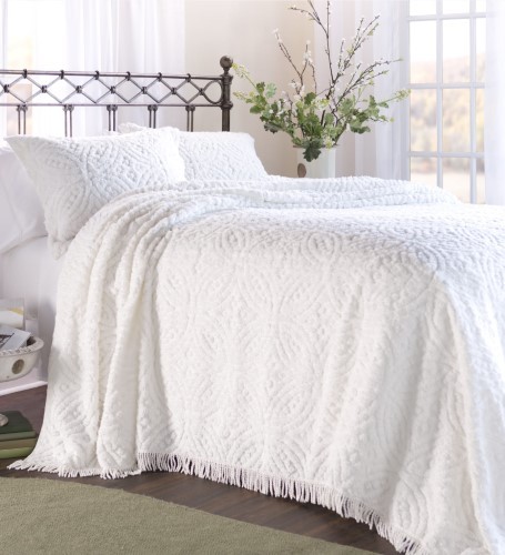 lot 13936 image: King Wedding Ring Tufted Chenille Bedspread