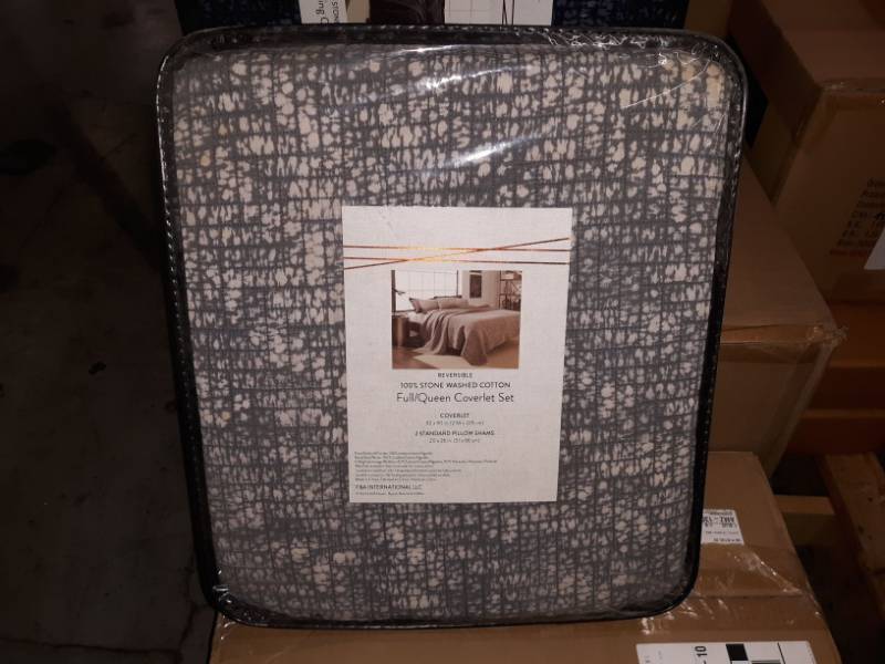 lot 14657 image: FullQueen Coverlet Set